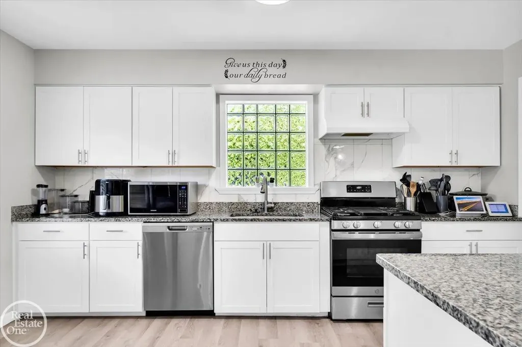 2024 Manchester Boulevard Grosse Pointe Woods City MI 48236