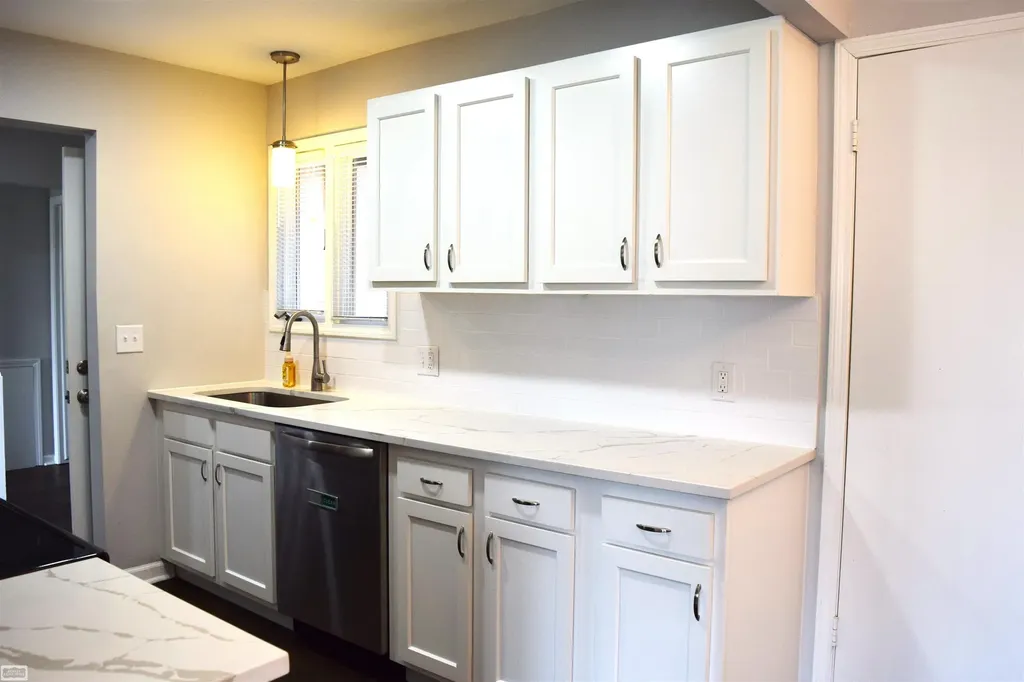 29683 Beech Nut Drive Warren City MI 48092
