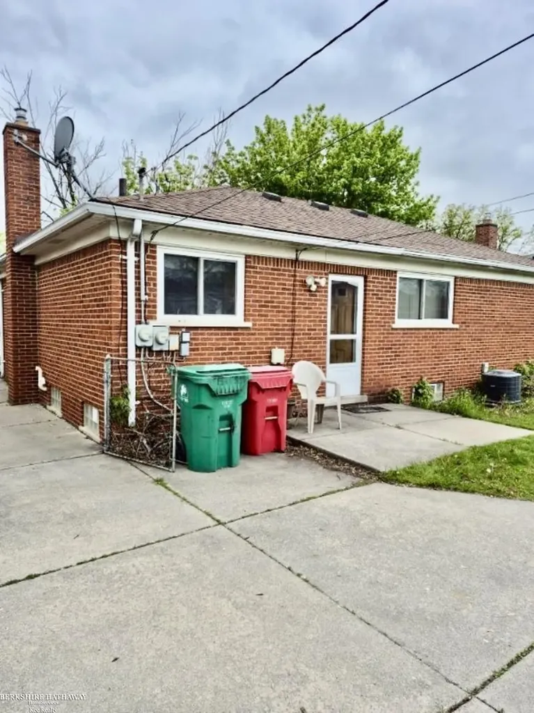 24524 Raven Avenue Eastpointe City MI 48021