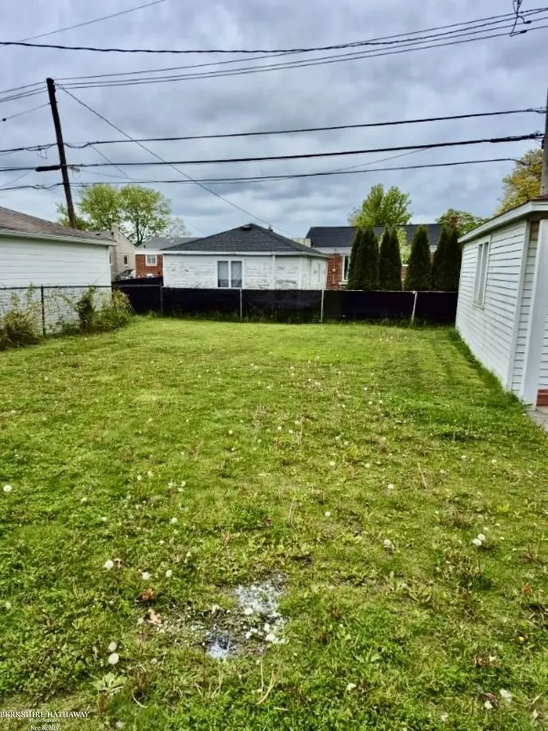24524 Raven Avenue Eastpointe City MI 48021