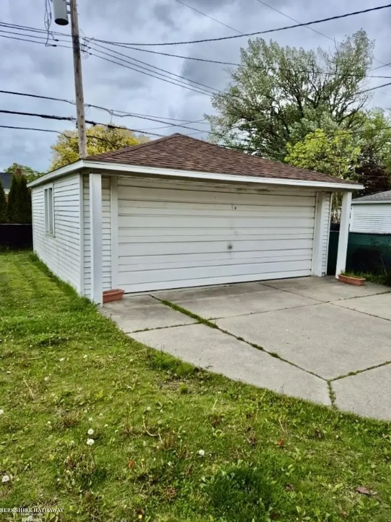 24524 Raven Avenue Eastpointe City MI 48021