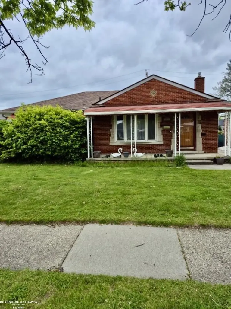 24524 Raven Avenue Eastpointe City MI 48021