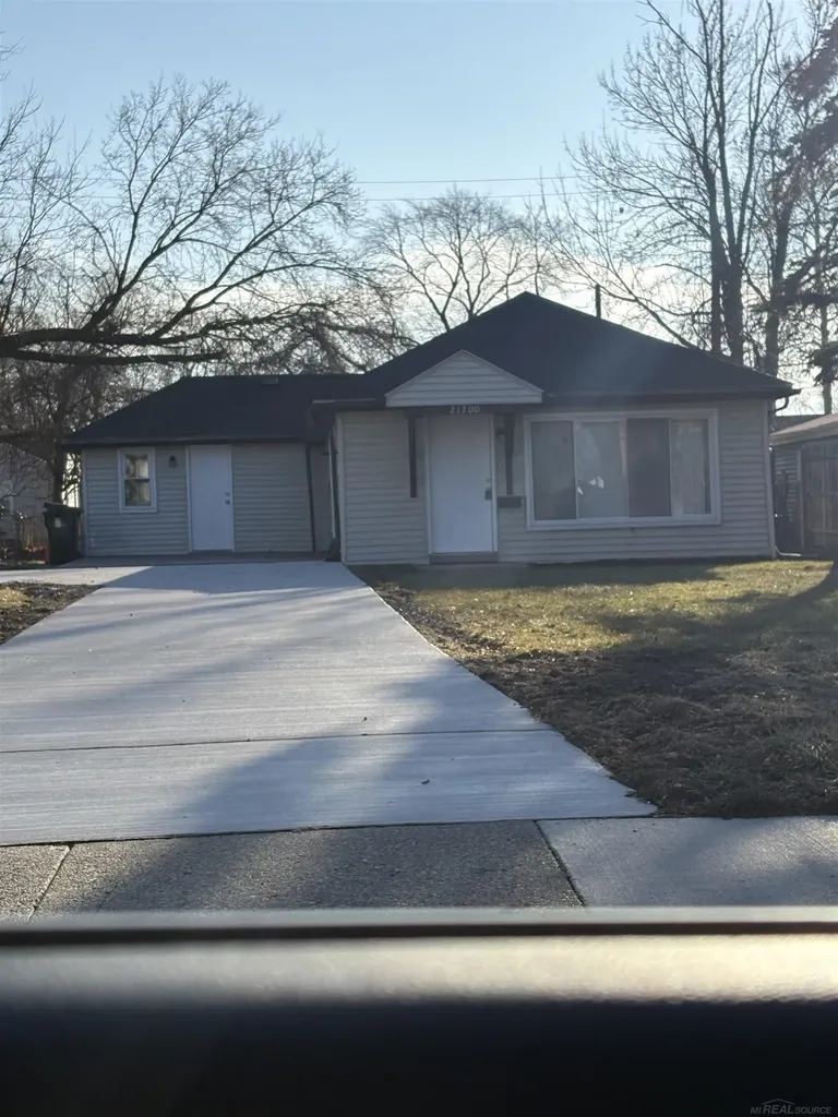 21700 Elizabeth Street St. Clair Shores City MI 48080
