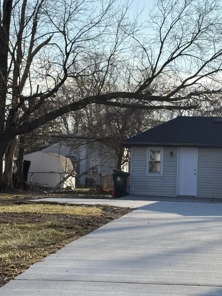 21700 Elizabeth Street St. Clair Shores City MI 48080