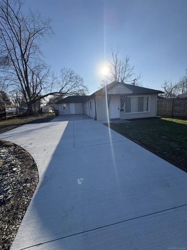21700 Elizabeth Street St. Clair Shores City MI 48080