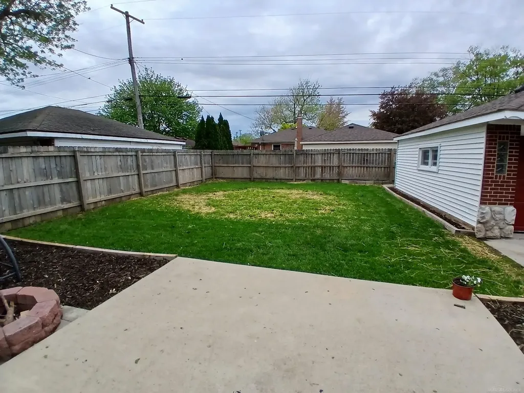 24675 Ridgecroft Avenue Eastpointe City MI 48021