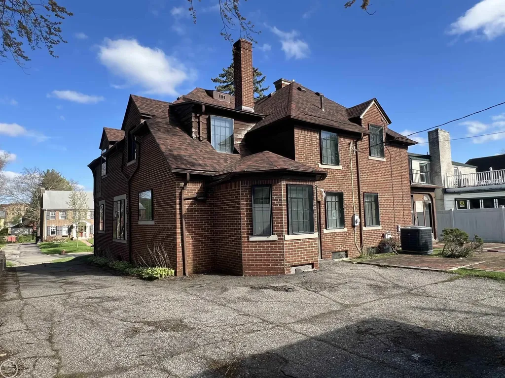 120 Ottawa Drive Pontiac City MI 48341