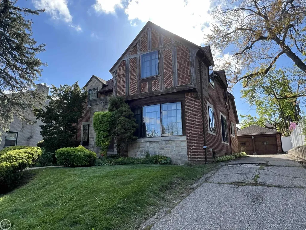 120 Ottawa Drive Pontiac City MI 48341