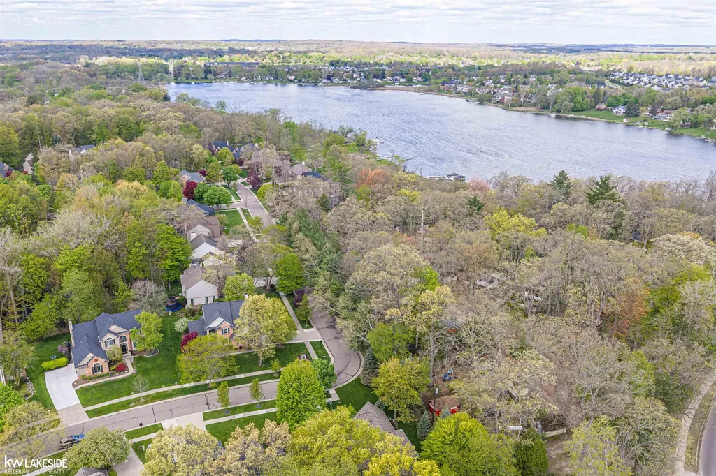 1440 Woodbridge Lane Wixom City MI 48393
