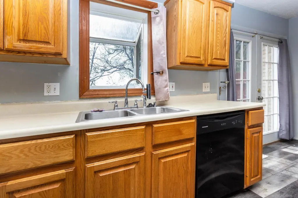 13281 Lake Point Boulevard Van Buren Charter Township MI 48111