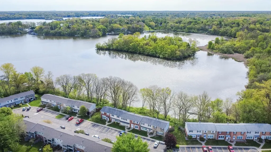 13281 Lake Point Boulevard Van Buren Charter Township MI 48111