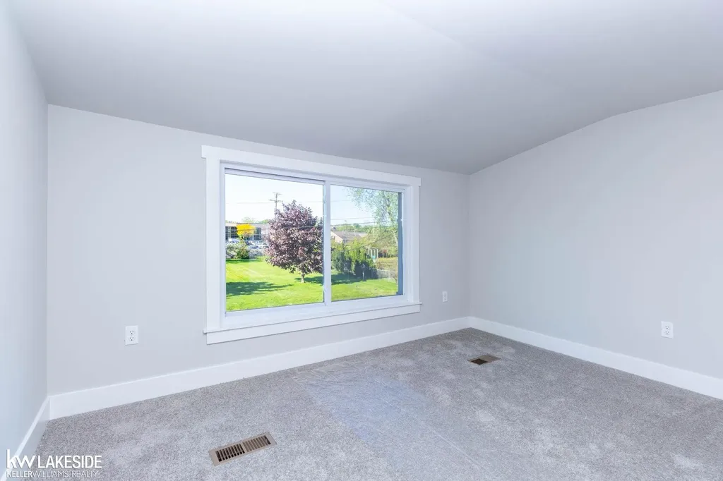 22005 Lakeview Street St. Clair Shores City MI 48080