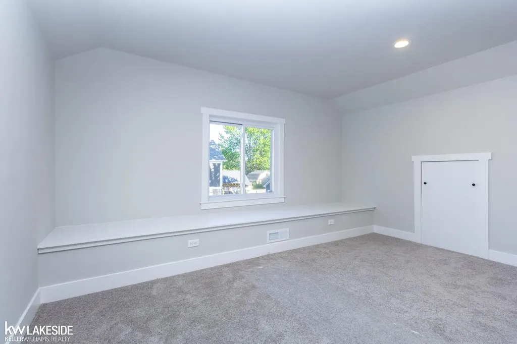 22005 Lakeview Street St. Clair Shores City MI 48080
