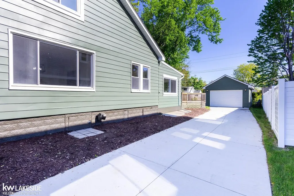 22005 Lakeview Street St. Clair Shores City MI 48080