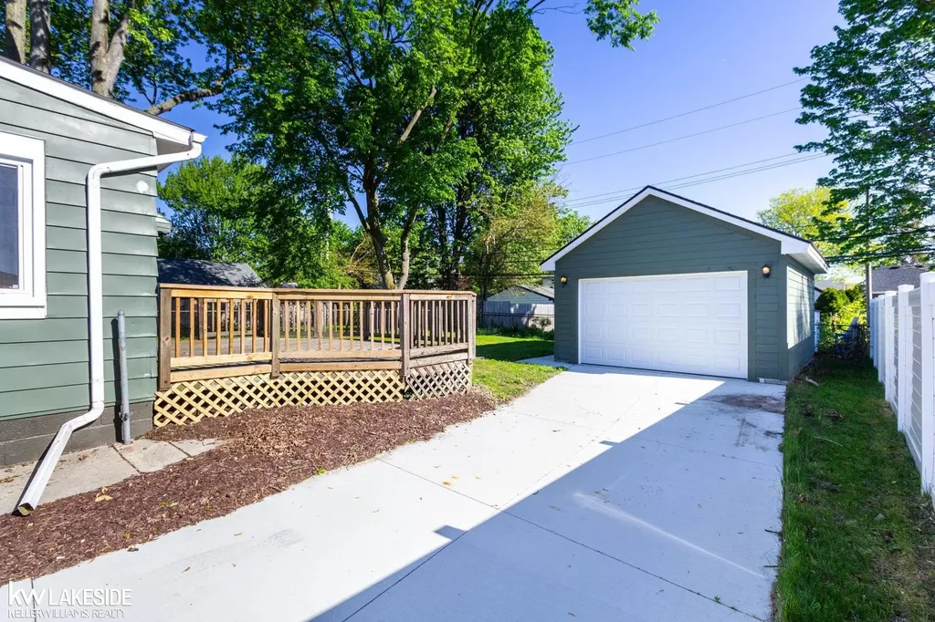 22005 Lakeview Street St. Clair Shores City MI 48080