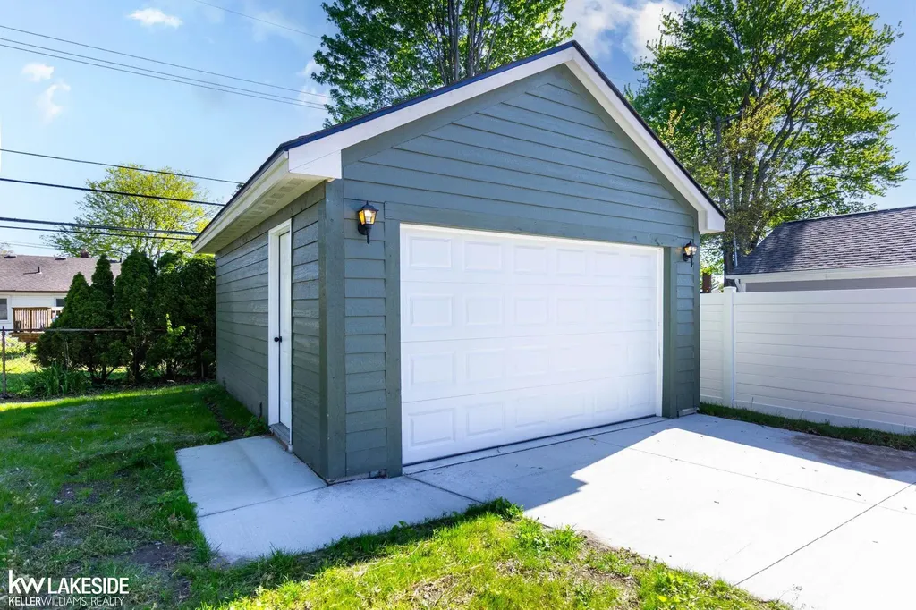 22005 Lakeview Street St. Clair Shores City MI 48080