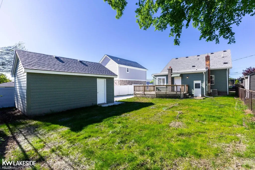 22005 Lakeview Street St. Clair Shores City MI 48080