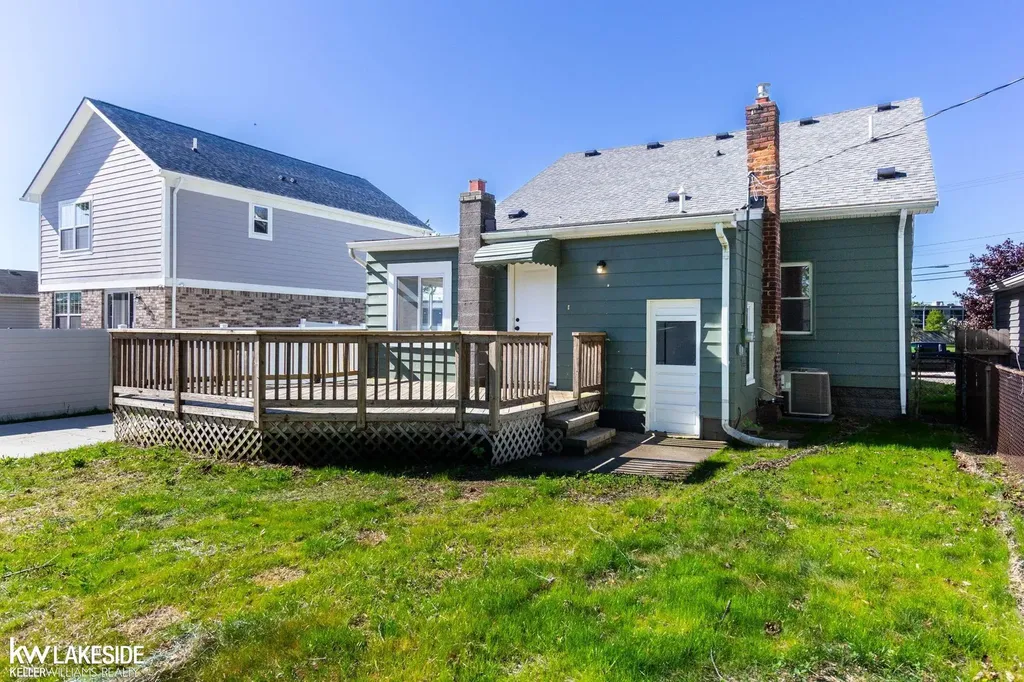 22005 Lakeview Street St. Clair Shores City MI 48080