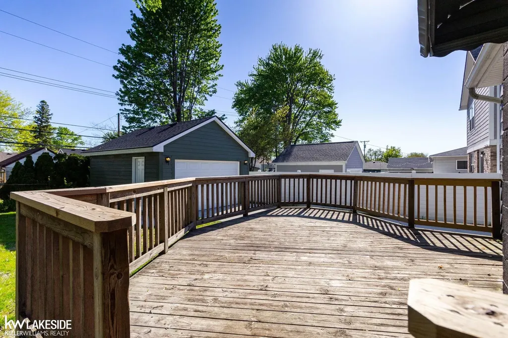 22005 Lakeview Street St. Clair Shores City MI 48080