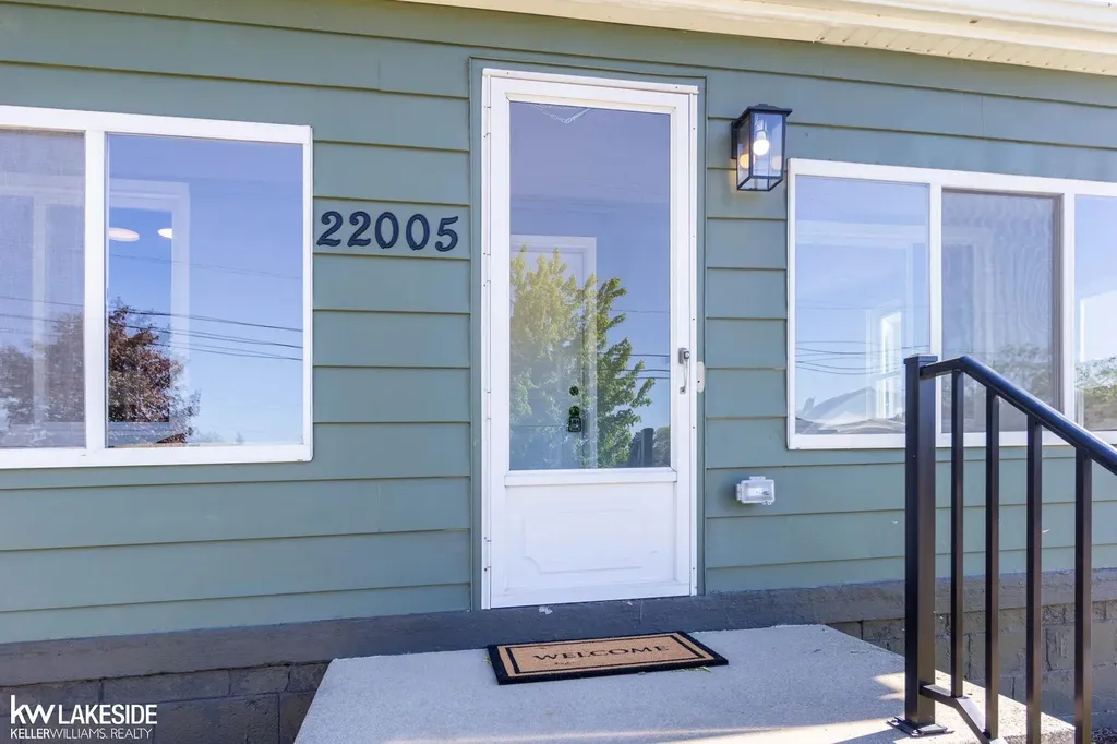 22005 Lakeview Street St. Clair Shores City MI 48080