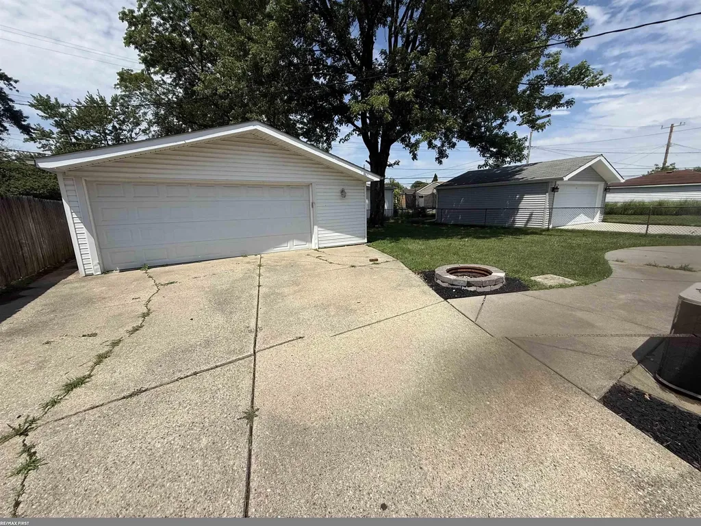 17851 Rainbow Street Fraser City MI 48026