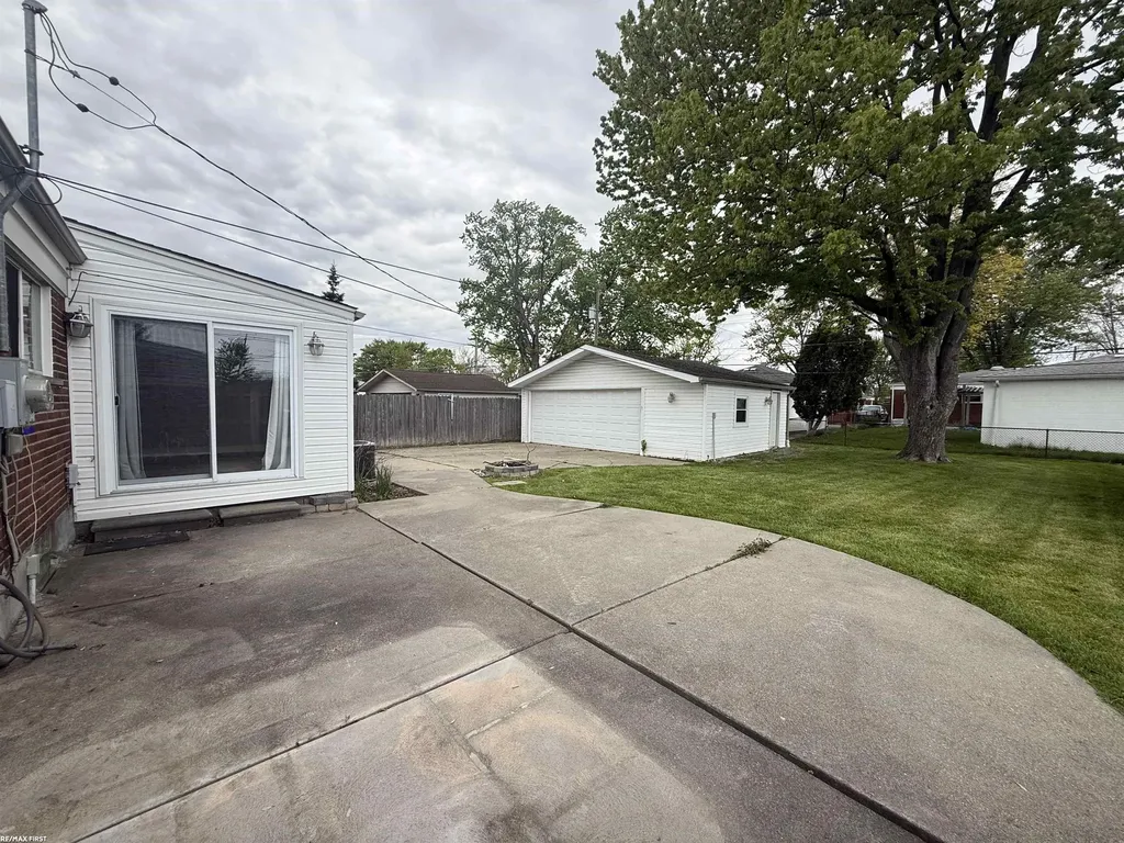 17851 Rainbow Street Fraser City MI 48026