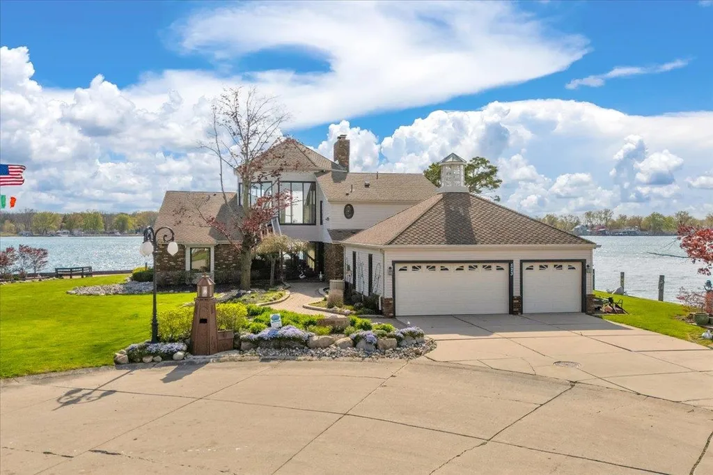 523 Lathrop Avenue Algonac City MI 48001