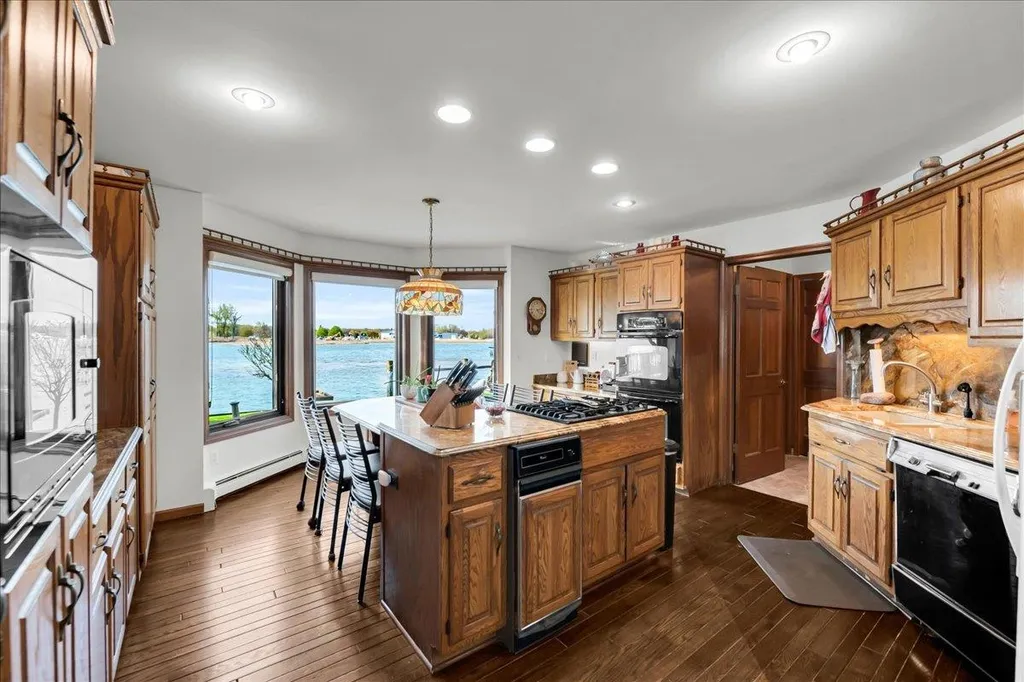523 Lathrop Avenue Algonac City MI 48001