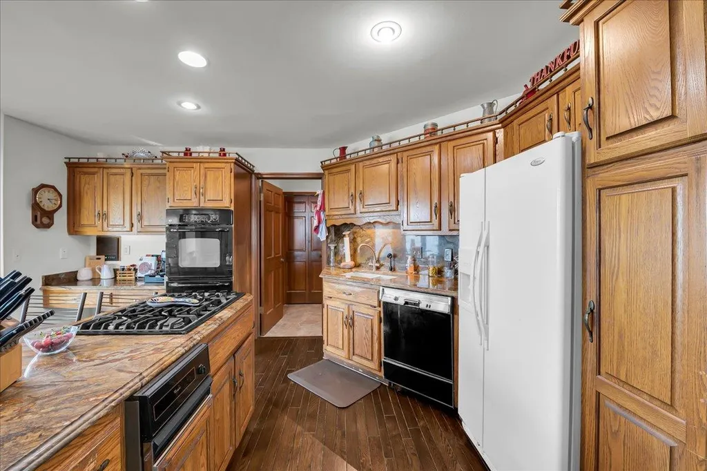 523 Lathrop Avenue Algonac City MI 48001