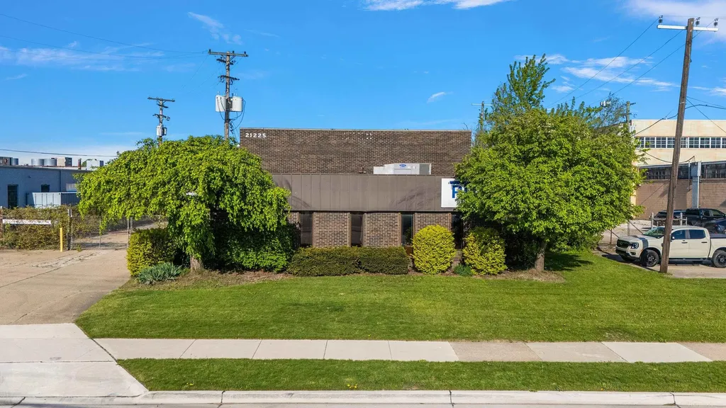 21225 Mullin Avenue Warren City MI 48089