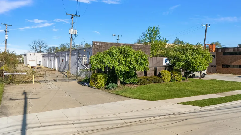 21225 Mullin Avenue Warren City MI 48089