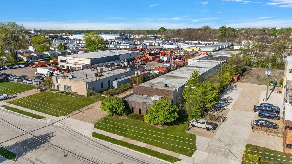 21225 Mullin Avenue Warren City MI 48089