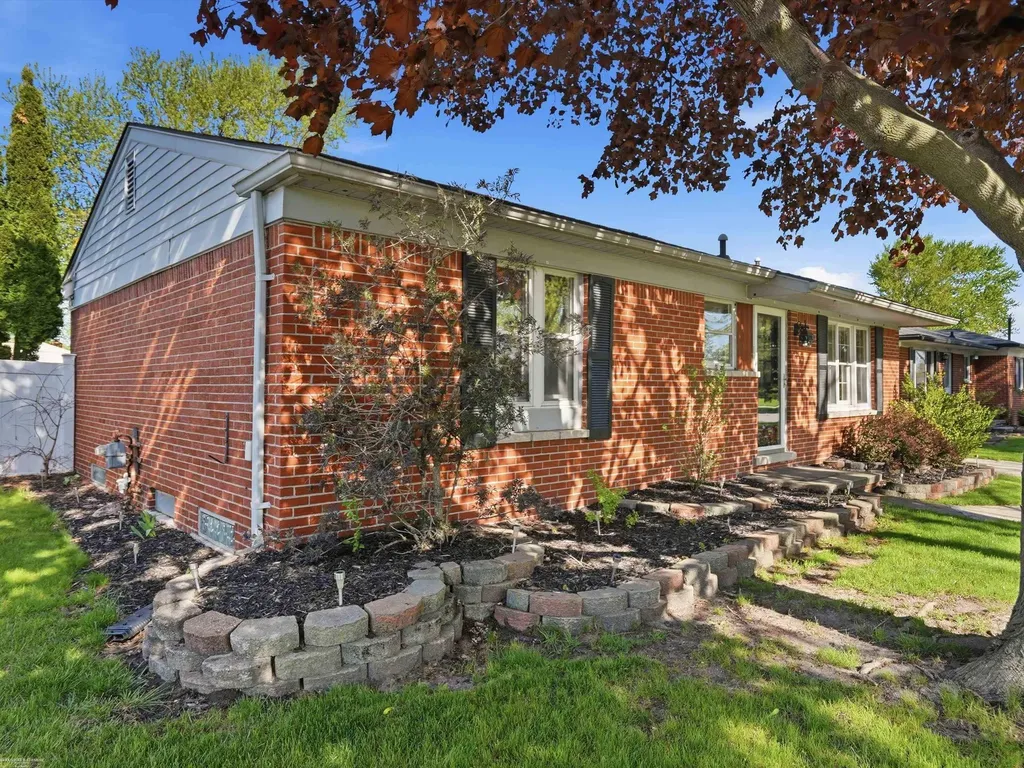 35323 Simco Drive Clinton Charter Township MI 48035