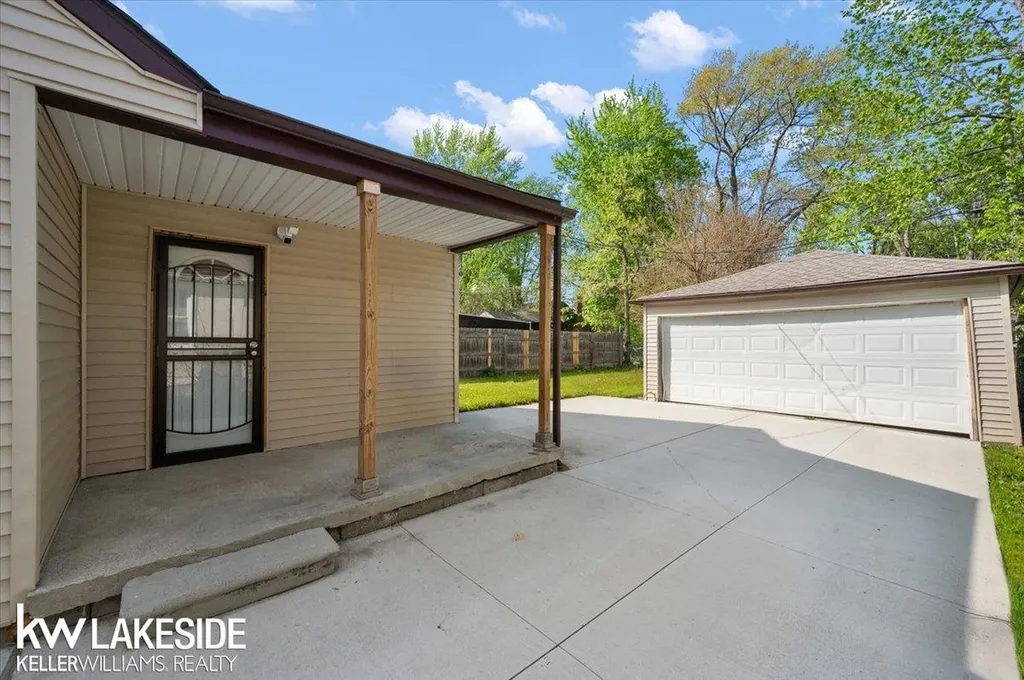 20511 Kenosha Street Harper Woods City MI 48225