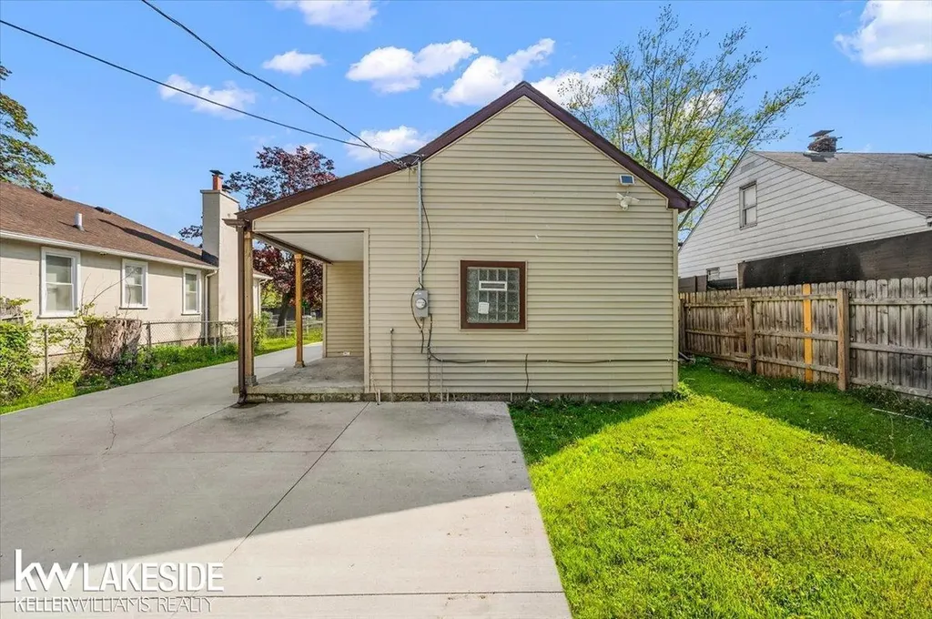 20511 Kenosha Street Harper Woods City MI 48225
