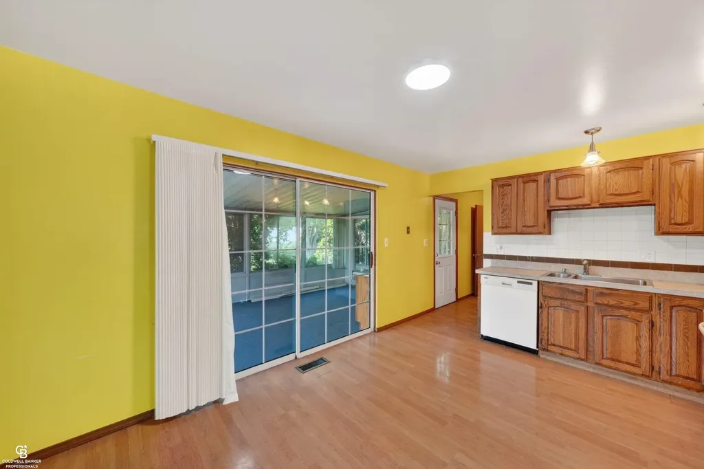 24099 Pingree Avenue Warren City MI 48089