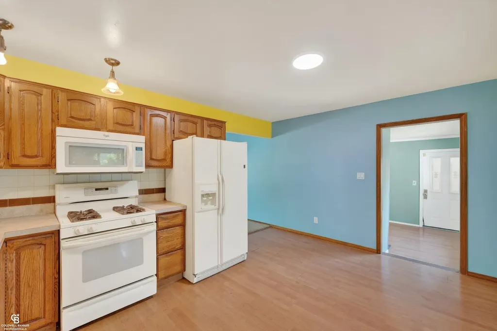 24099 Pingree Avenue Warren City MI 48089