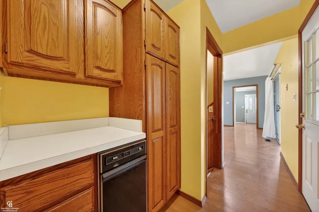 24099 Pingree Avenue Warren City MI 48089