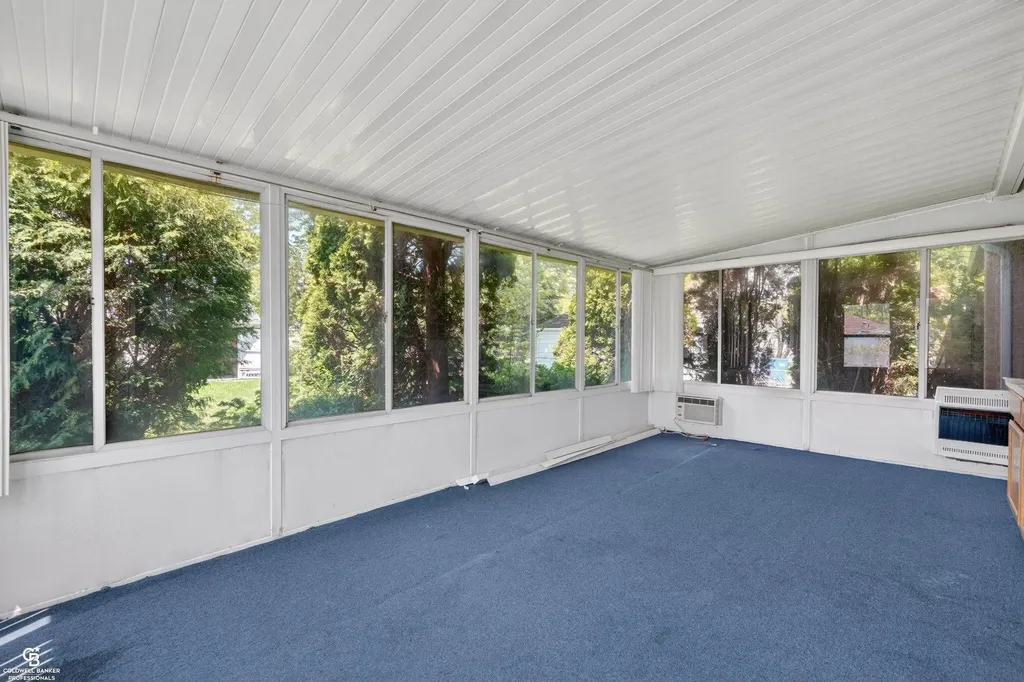 24099 Pingree Avenue Warren City MI 48089