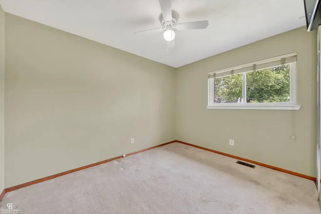 24099 Pingree Avenue Warren City MI 48089