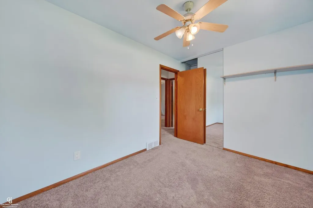 24099 Pingree Avenue Warren City MI 48089