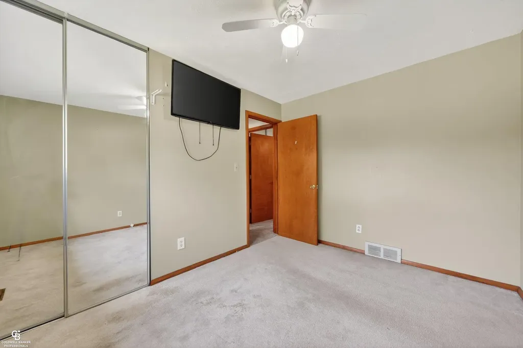 24099 Pingree Avenue Warren City MI 48089
