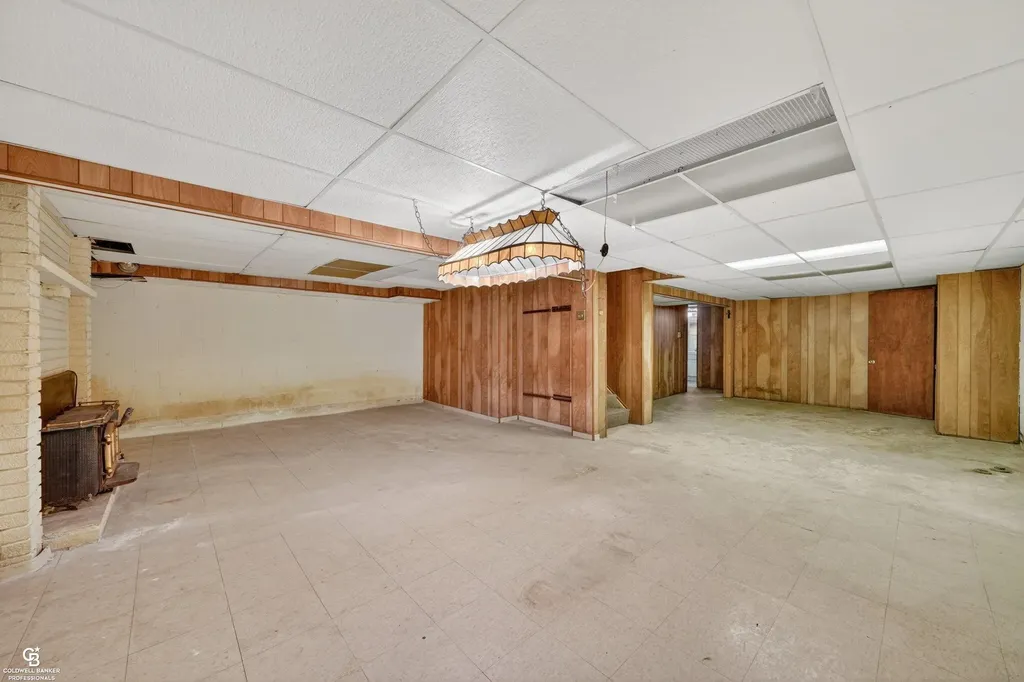 24099 Pingree Avenue Warren City MI 48089