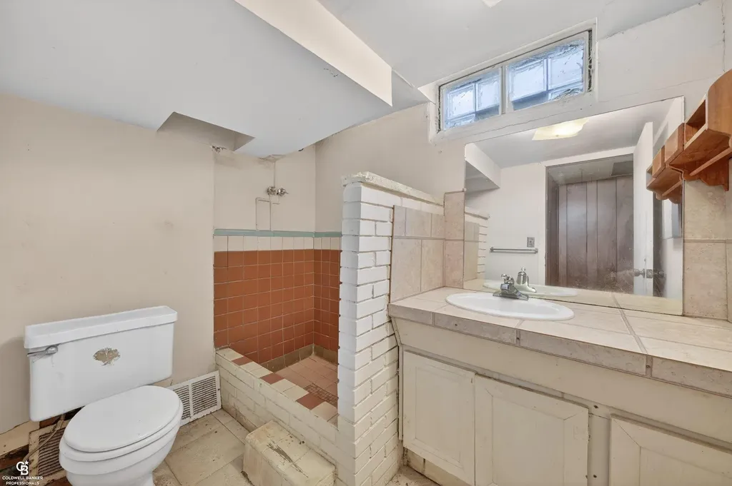 24099 Pingree Avenue Warren City MI 48089