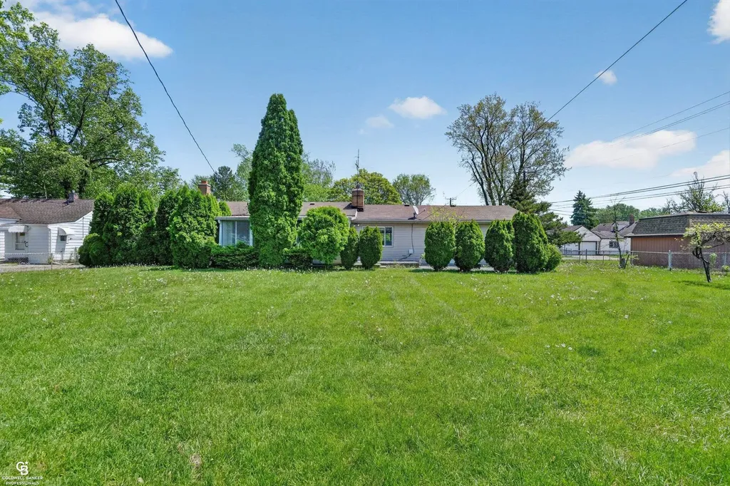 24099 Pingree Avenue Warren City MI 48089