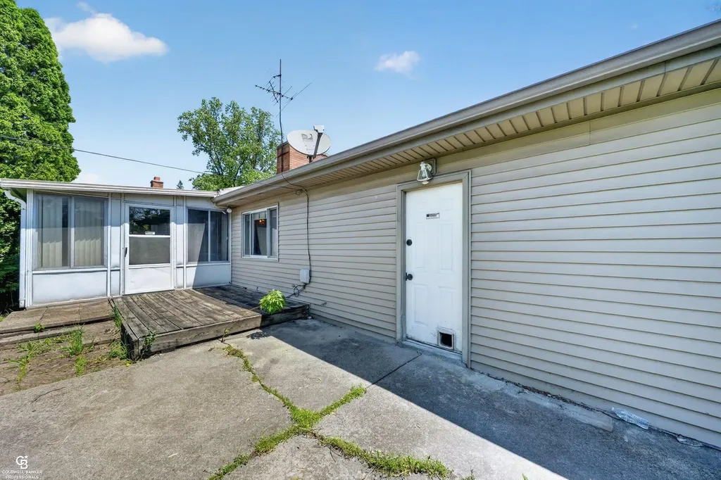 24099 Pingree Avenue Warren City MI 48089