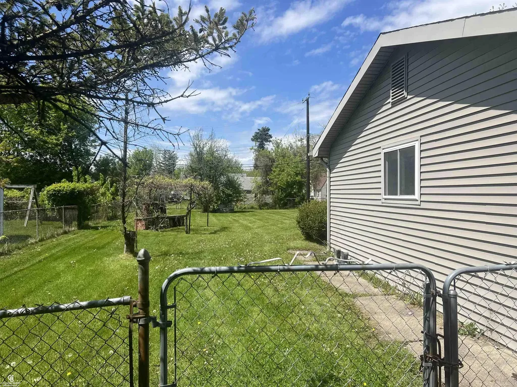 24099 Pingree Avenue Warren City MI 48089