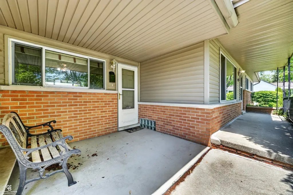 24099 Pingree Avenue Warren City MI 48089