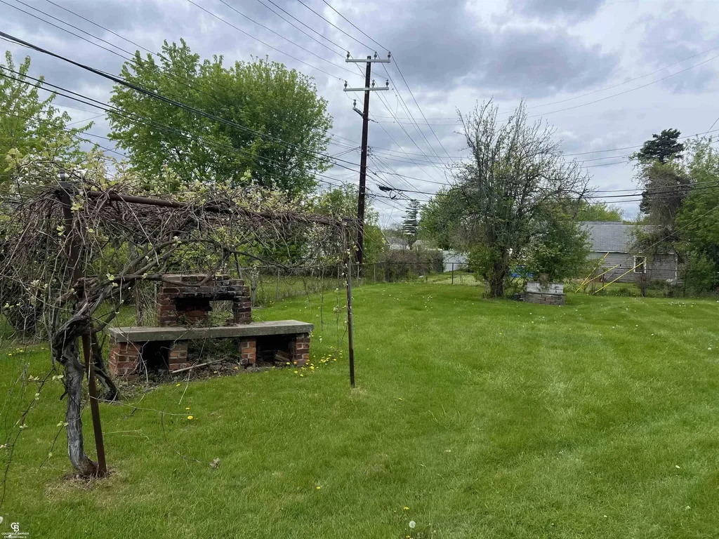 24099 Pingree Avenue Warren City MI 48089