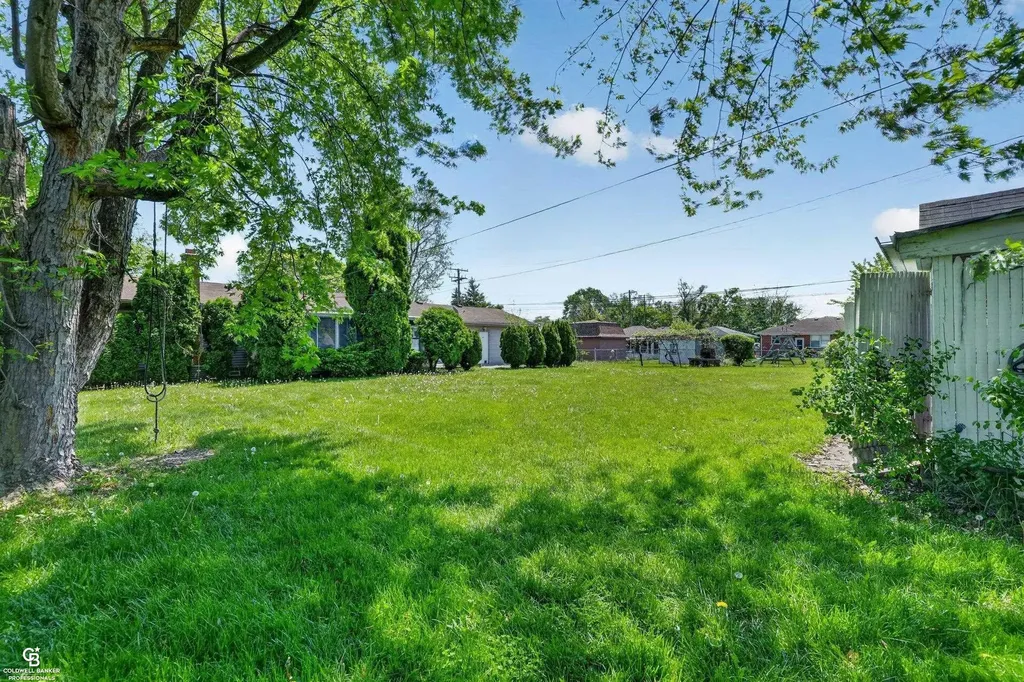 24099 Pingree Avenue Warren City MI 48089